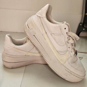 Women's White Low-Top Leather Sneakers with Subtle Ivory Swoosh